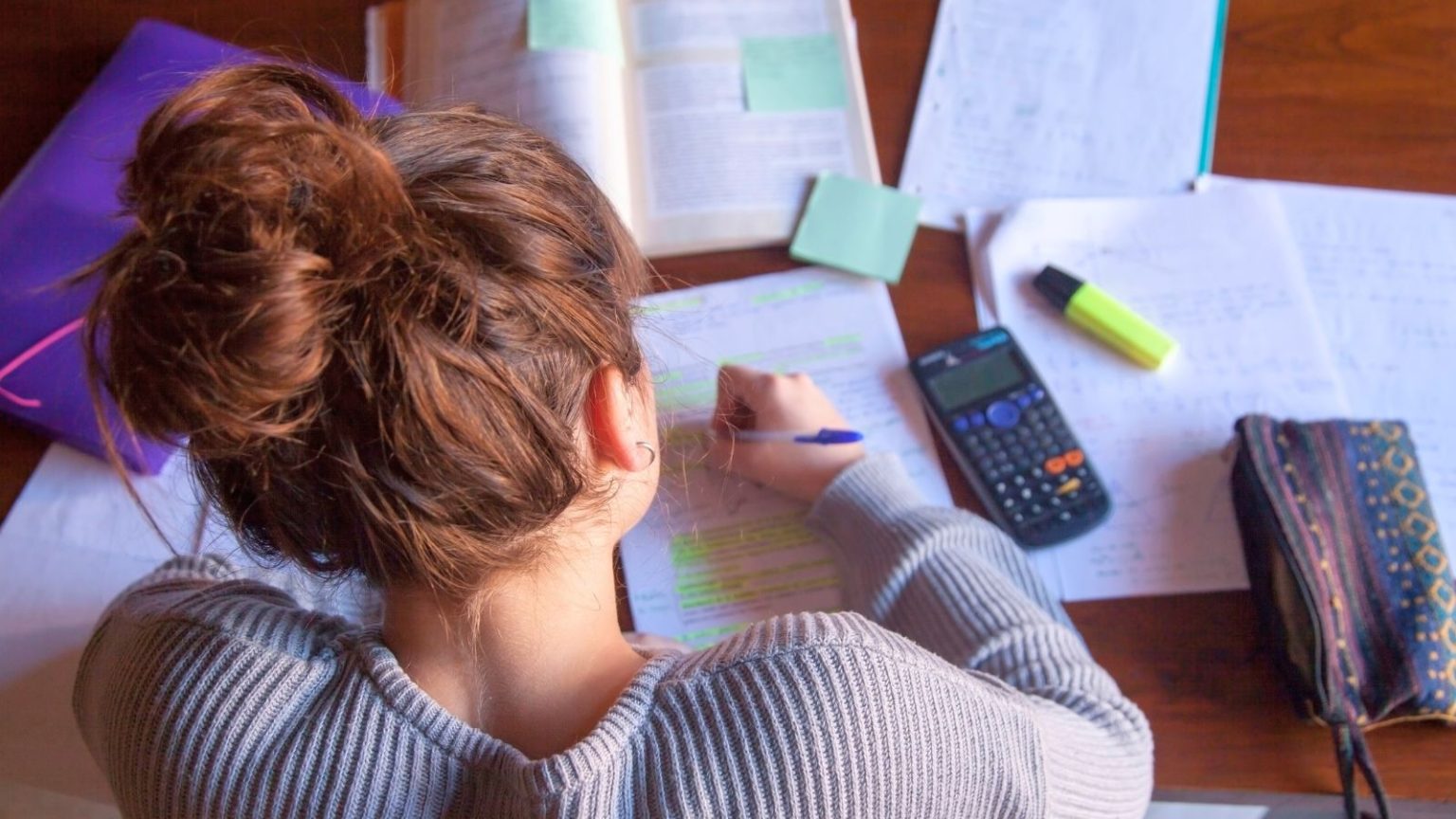 Kind maakt huiswerk